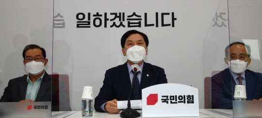 김기현 국민의힘 대표 권한대행 겸 원내대표(가운데)가 16일 국회에서 기자간담회를 열고 발언하고 있다.  연합뉴스